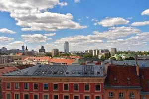 en se från ovan av de Warszawa gammal stad och de omgivande byggnader på en sommar dag foto