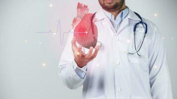 närbild av manlig läkare innehav hjärta mot vit bakgrund med vinjett foto