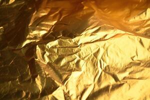 design Plats guld skrynkliga folie papper texturerad bakgrund. ai genererad foto