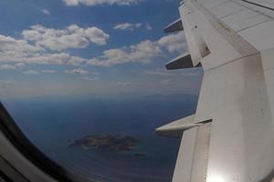 se på grekisk öar från flygplan fönster foto