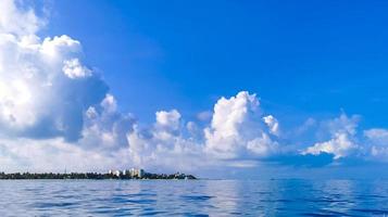 isla mujeres panorama se från hastighet båt i cancun Mexiko. foto