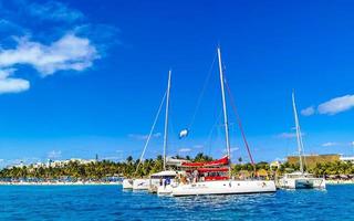 cancun quintana roo mexico 2022 båtar motorbåtar yachter och brygga vatten på isla mujeres Mexiko. foto