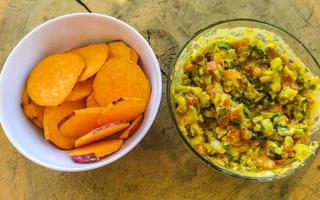 mexikansk kök guacamole sallad med tomater gurkor avokado lök vitlök. foto