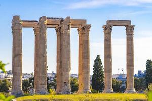 olympieion historisk byggnader och ruiner av en tempel aten grekland. foto