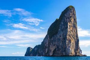 skön tropisk kalksten öar på koh phi phi leh thailand. foto