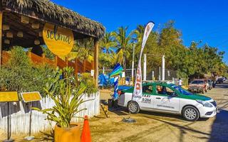 puerto escondido oaxaca 2023 färgrik turist gata människor butiker restauranger bar la punta zicatela. foto