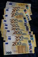 200 euro sedlar europeisk räkningen kontanter pengar isolerat på svart bakgrund två hundra euro stänga upp modern hög kvalitet omedelbar stock skriva ut foto