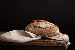 utsökt bröd på handduk foto