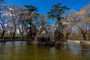 retiro parkera i madrid Spanien i vår dag landskap foto