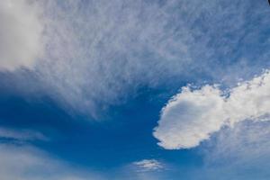 naturlig blå himmel bakgrund på en solig dag med moln foto