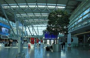 Düsseldorf, Tyskland, onsdag 12 april 2023 internationell flygplats människor gående och reser i Europa hög kvalitet bakgrund högtider grafik foto