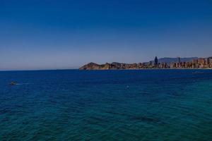 panorama se på en solig dag på de stad av benidorm Spanien foto