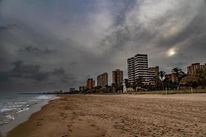 landskap bred sandig strand i alicante höst dag moln foto