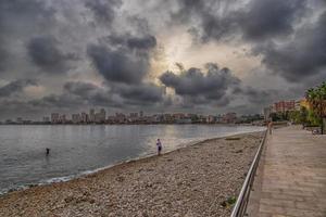 havet landskap med solnedgång alicante Spanien med moln i de himmel foto