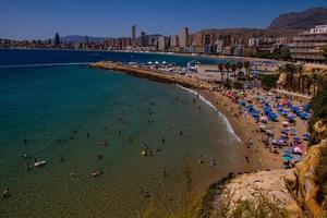 sommar landskap strand och hav topp se i sommar dag benidom Spanien foto