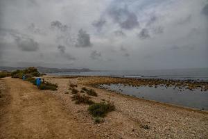 landskap tömma klippig strand på en molnig dag Spanien foto