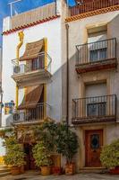 historisk gammal färgrik hus barrio santa cruz alicante Spanien på en solig dag foto