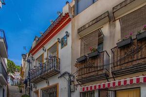 historisk gammal färgrik hus barrio santa cruz alicante Spanien på en solig dag foto