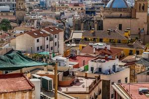 se på en solig dag av de stad och färgrik byggnader från de synpunkt alicante Spanien foto