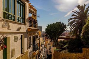 historisk gammal färgrik hus barrio santa cruz alicante Spanien på en solig dag foto