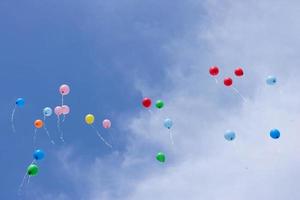 flygande ballonger i de himmel foto