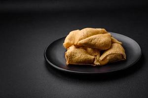 utsökt pannkakor triangel- form med kött, salt och kryddor foto