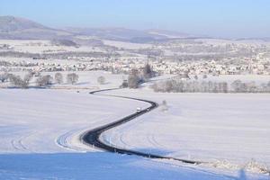 kurvig Land väg i vinter- foto