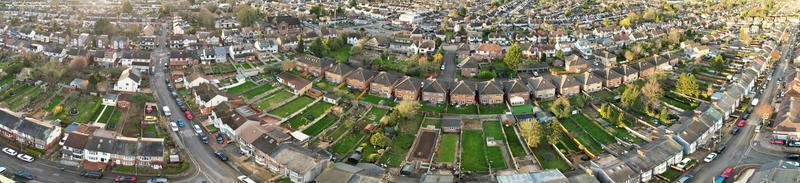 antenn se av luton bostads- distrikt av helgon augustin ave luton England England bra Storbritannien. de bild var fångad på 06 april 2023 med drönare kamera under solnedgång foto