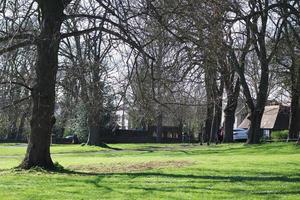 låg vinkel se av lokal- offentlig parkera av luton stad av England foto