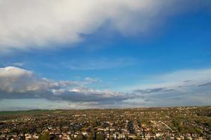 antenn se av luton bostads- distrikt av helgon augustin ave luton England England bra Storbritannien. de bild var fångad på 06 april 2023 med drönare kamera under solnedgång foto