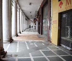 delhi, Indien, Mars 31 2023 - känd företag distrikt connaught plats känna till som cp delhi i de Centrum av ny delhi Indien med kontor, banker och handla. brittiskt stil arkitektur cp i delhi, Indien foto