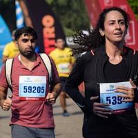 ny delhi, Indien - Mars 16 2023 - vedanta delhi halv maraton lopp efter covid i som maraton deltagarna handla om till korsa de Avsluta linje, delhi halv maraton 2022 foto