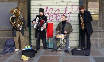 bologna, Italien, april 16, 2022 gata artister spelar musik i de historisk stadens centrum distrikt av bologna. Italien foto