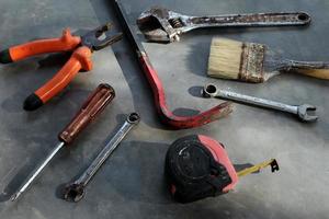 uppsättning av blandad arbete verktyg. olika snickeri verktyg på trä- bakgrund. foto
