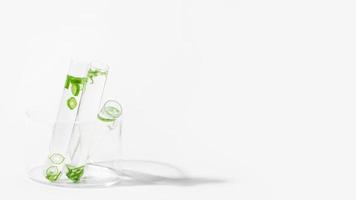 organisk kosmetika, naturlig kosmetika, biobränslen, alger. naturlig grön laboratorium. experiment. laboratorium glas och behållare med grön växter på en ljus bakgrund. foto