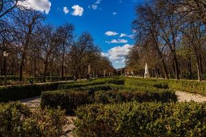 retiro parkera i madrid Spanien i vår dag landskap foto