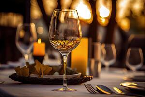 generativ ai illustration av en restaurang tabell med en glas av vit vin, mjuk gyllene ljus, dyr restaurang med skön lampor, utomhus- och natt foto