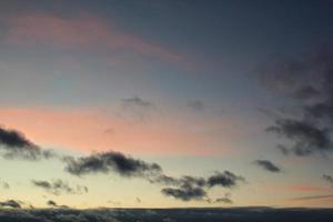 färgrik molnig skymning skön himmel stadsbild solnedgång och morgon- soluppgång. dramatisk kväll natt tidigt morgon- se. panorama- natur bakgrund begrepp. kopia Plats för text. värld miljö dag foto