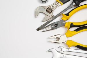 uppsättning av verktyg för reparera i en fall på en vit bakgrund. blandad arbete eller konstruktion verktyg. skiftnycklar, tång, skruvmejsel. topp se foto