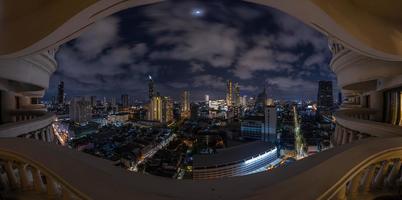 se över de horisont av bangkok från antenn placera på natt foto