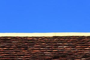 lera bricka konst tak av buddist tempel i blå himmel foto