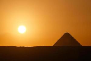 landskap med Sol stigande på bra pyramid av giza foto