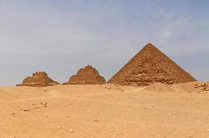 pyramider av drottningar i främre av pyramid av menkaure i giza, egypten foto