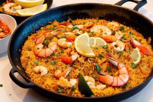 paella, traditionell spanska maträtt tillverkad med ris, kyckling och grönsaker, eras i en panorera. paella med skaldjur. spanska kök. generativ ai foto