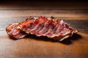 utsökt skivor av rökt bacon på en trä- tabell. generativ ai foto