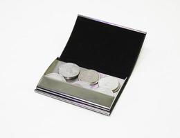 svart läder mynt handväska med magnetisk låsa, med rupiah mynt inuti foto