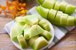 cantaloupmelon melon på trä- tallrik, cantaloupmelon thai skiva frukt för hälsa grön cantaloupmelon thailand foto