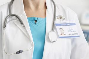 medicin läkare eller apotekare med stetoskop stående och diagnos i sjukhus.hälsa vård och medicinsk eller hälsa försäkring begrepp medica bakgrund foto