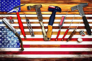Lycklig arbetskraft dag, amerikan flagga och verktyg nära de hjälm arbetskraft dag begrepp. generativ ai foto
