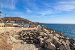 landskap av de hamn av puerto rico de stad av de spanska kanariefågel ö gran canaria foto